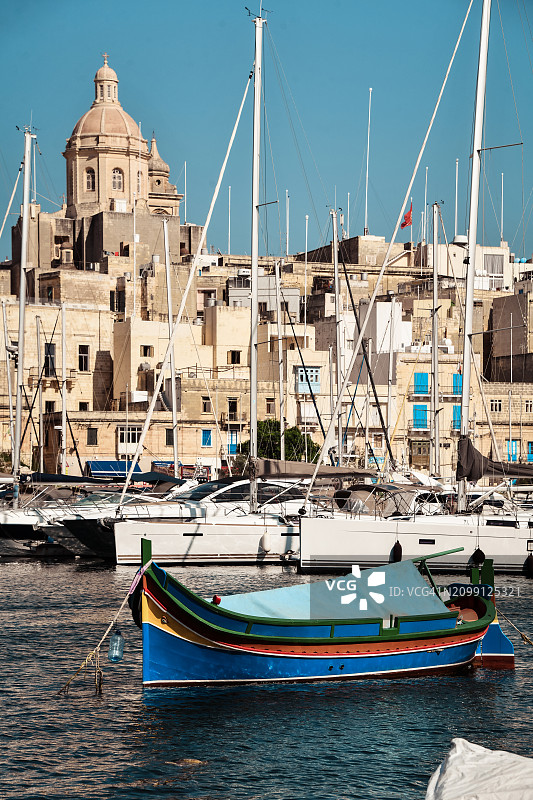马耳他比尔古大港的蓝色渔船图片素材