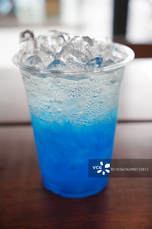 蓝色夏威夷苏打冰塑料杯图片素材
