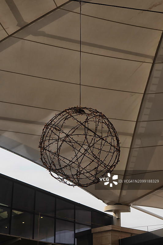 购物中心悬挂的装饰灯图片素材