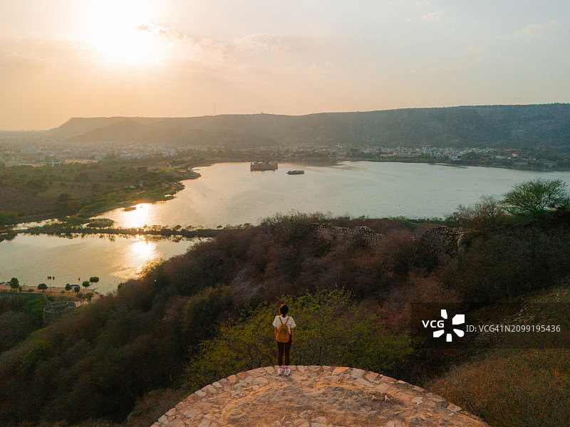 航拍：女子在斋浦尔水之宫远眺山景图片素材