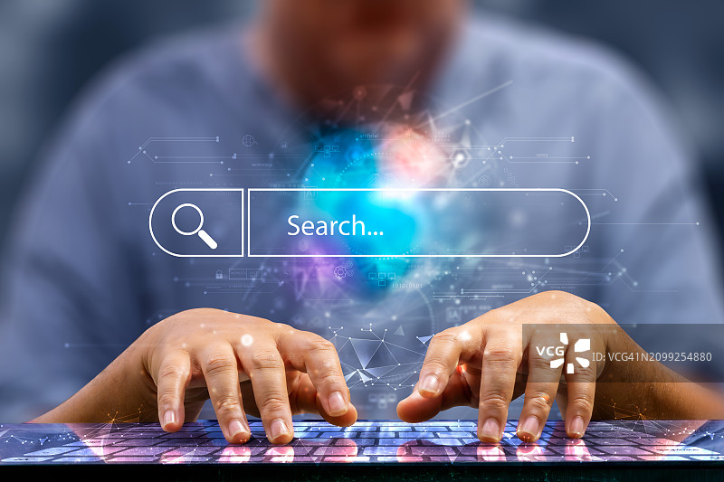 商务人士使用互联网获取信息和浏览信息网络图片素材