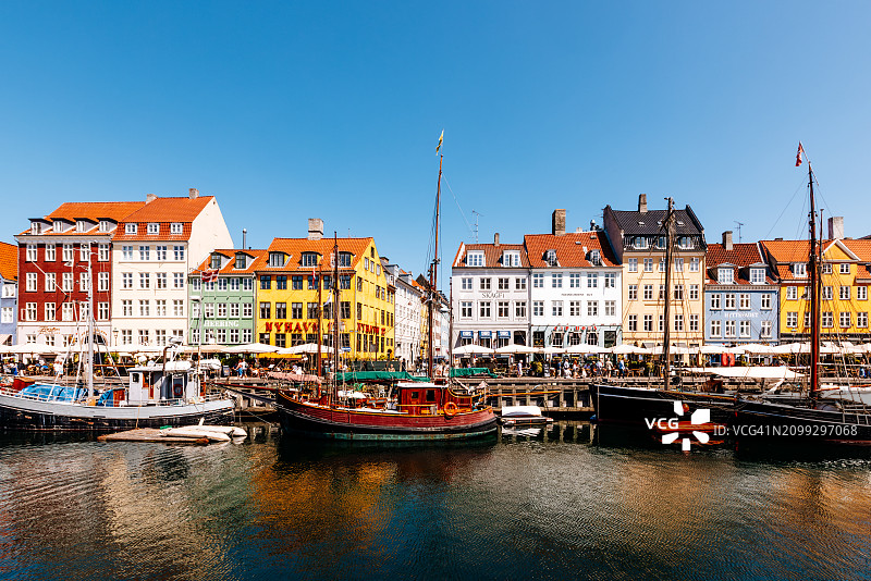 丹麦哥本哈根新港海港，色彩鲜艳的房屋和船只图片素材
