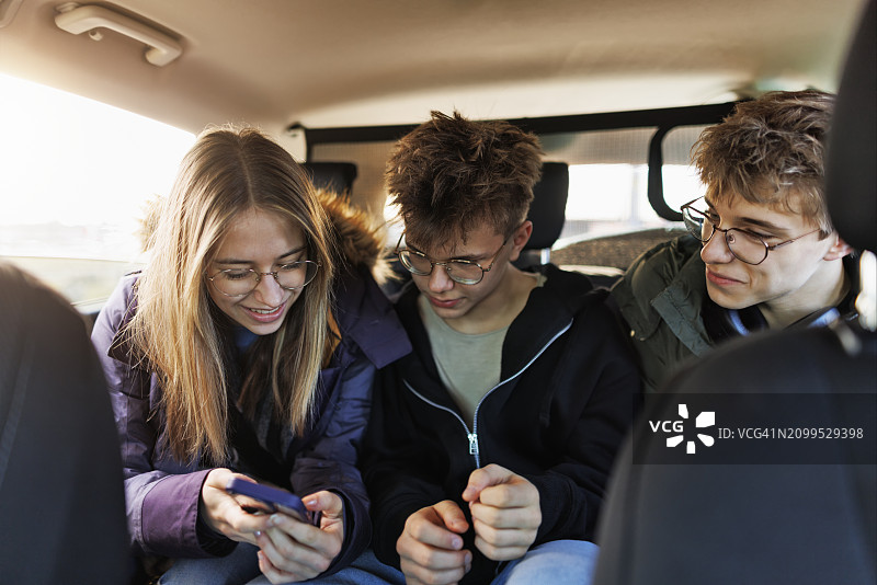 三个十几岁的孩子冬天乘车旅行图片素材