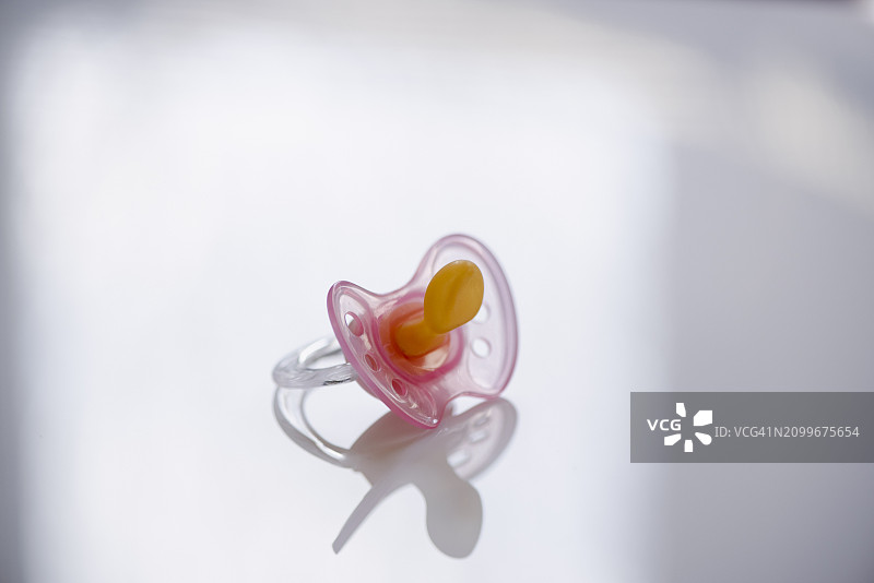 白色背景上的婴儿奶嘴图片素材