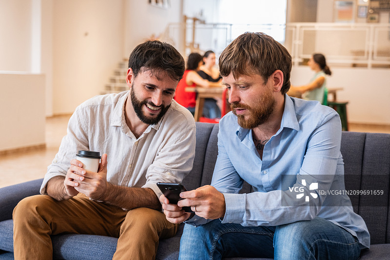 在办公室使用手机的同事图片素材