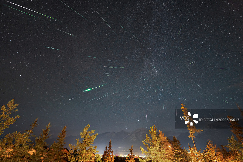 加拿大艾伯塔坎莫尔上空的英仙座流星雨图片素材