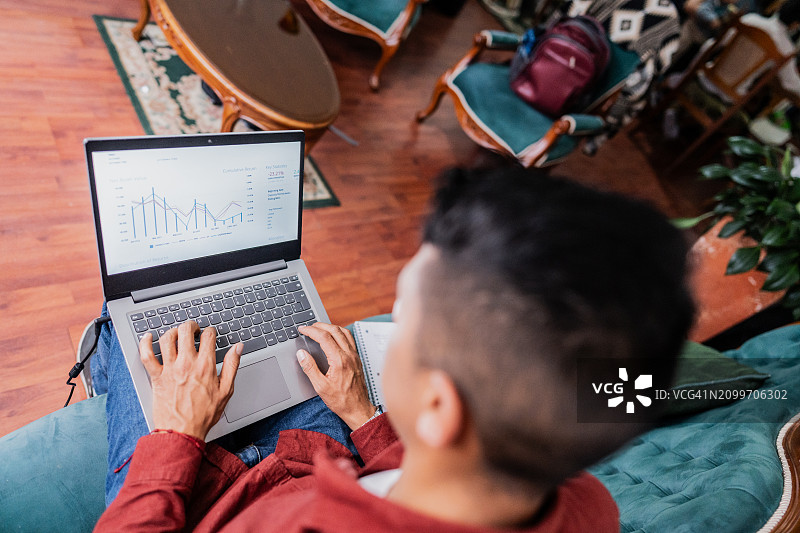 中年男人在家使用笔记本电脑图片素材