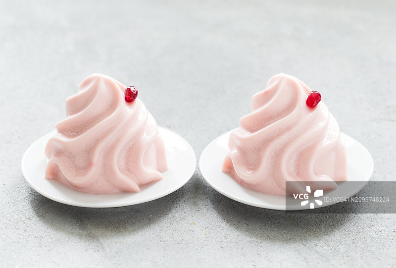 石榴奶油甜点：法式香提奶油意式奶冻，石榴籽装饰特写图片素材