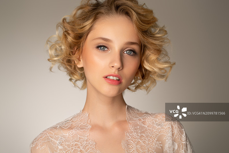 年轻美丽的女人图片素材