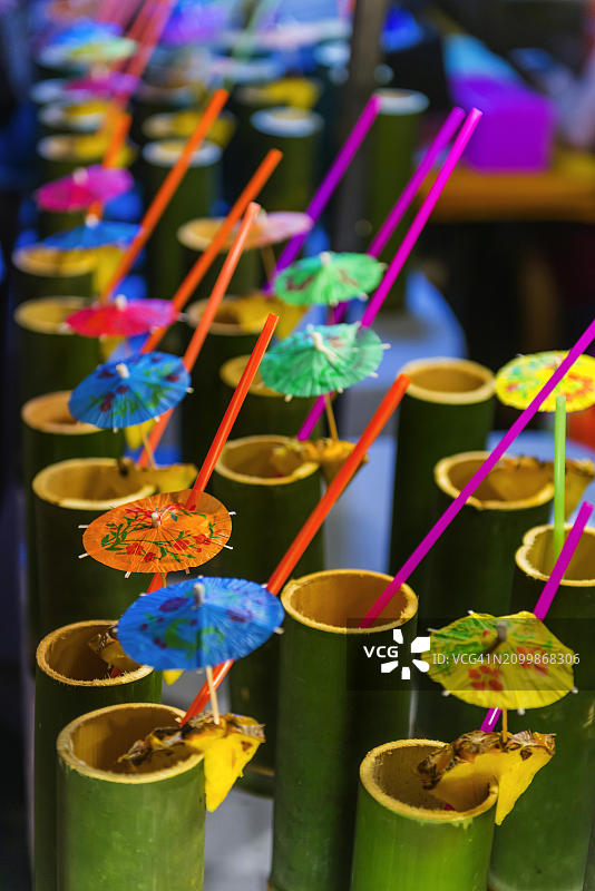 甲米夜市的竹筒鸡尾酒：饮品、装饰与创意图片素材