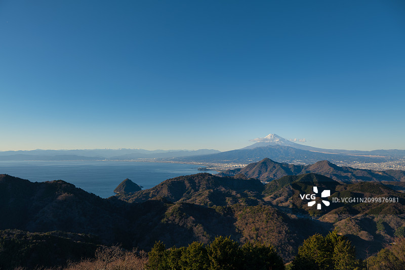从伊豆半岛的葛城山（又名伊豆全景公园）拍摄的骏河湾上空的富士山和南阿尔卑斯山图片素材
