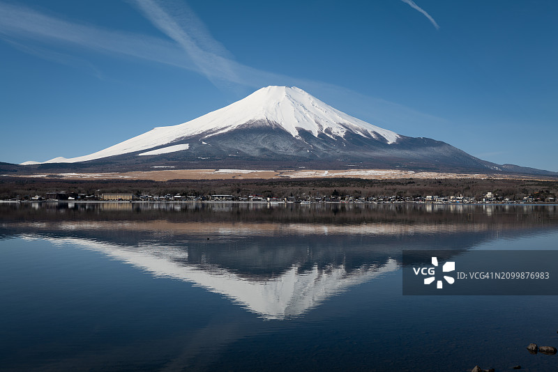 倒影富士山：摄于山梨县富士五湖之一的山中湖图片素材