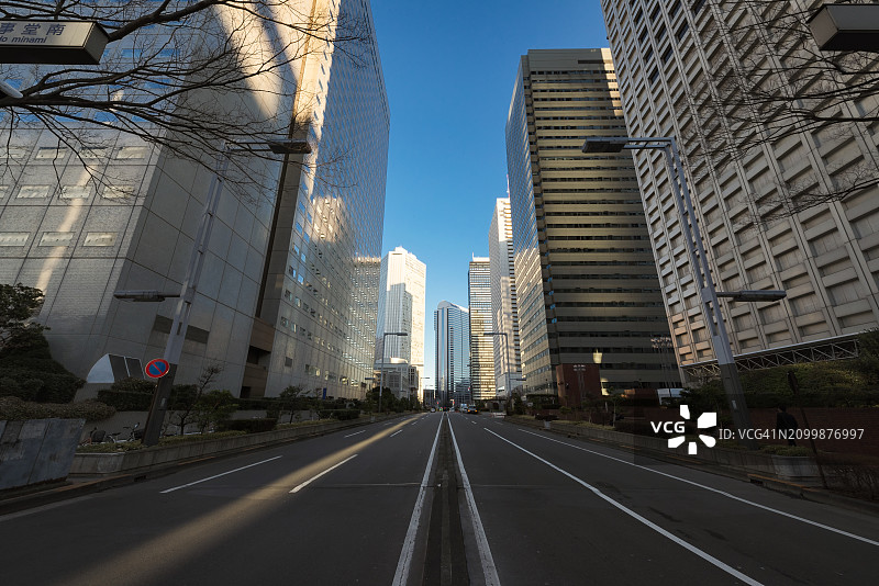 东京新宿的空旷城市道路和摩天大楼图片素材