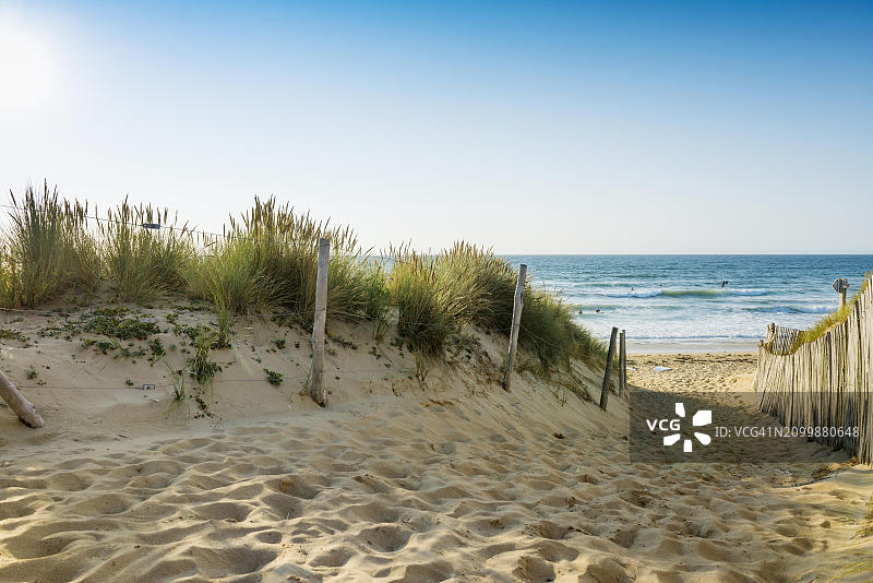 通往海滩的沙丘小路，基伯龙半岛，法国，欧洲图片素材