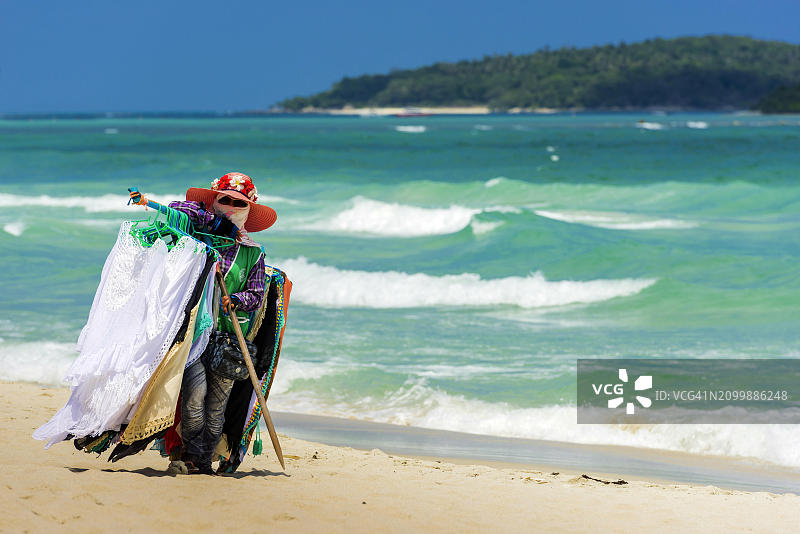 在沙滩上卖衣服的商人，防晒，海滩小贩，假日，象征，符号，大海，海滩，衣服，夏天，阳光，暑假，苏梅岛，泰国，亚洲图片素材
