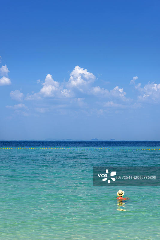 戴帽子的男人在海边享受日光浴图片素材