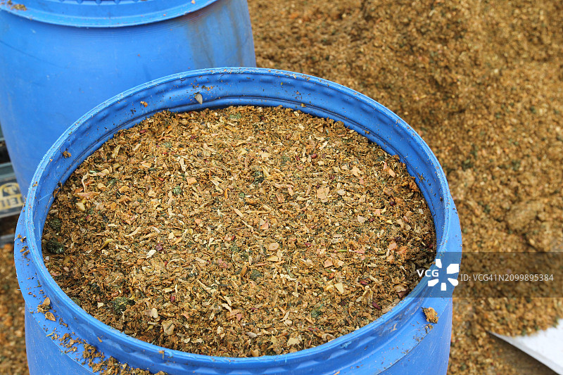 狩猎：冬季用桶装苹果渣喂鹿，阿尔高，巴伐利亚，德国，欧洲图片素材