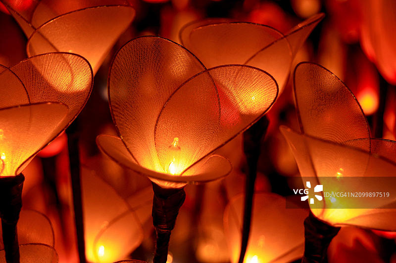 泰国清迈温暖发光的花朵造型灯特写图片素材