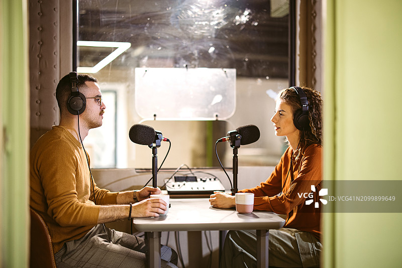 同事们一起录制播客图片素材