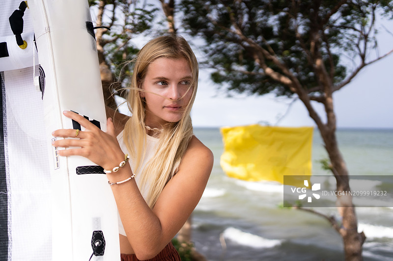 一位摆姿势玩风筝板的漂亮金发女子图片素材