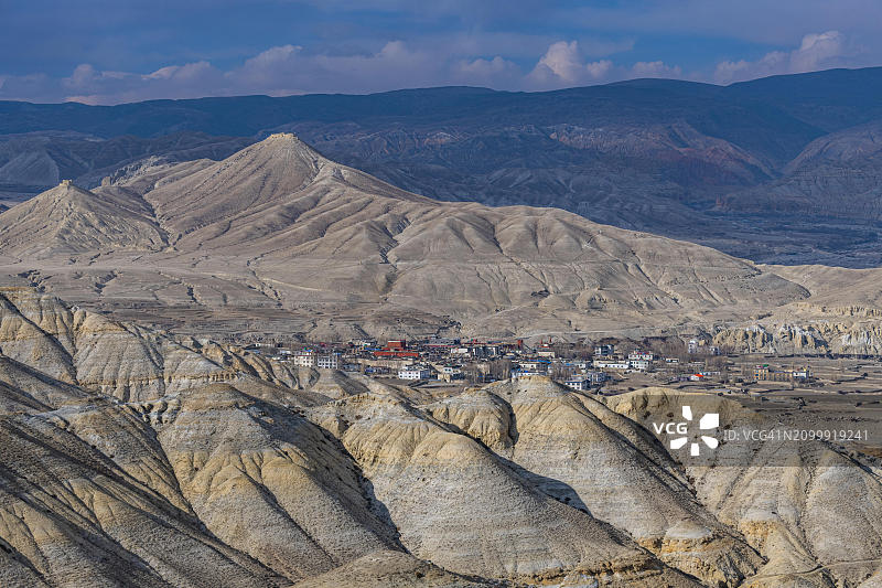 从远处眺望尼泊尔木斯塘王国上木斯塘的首府洛曼塘图片素材