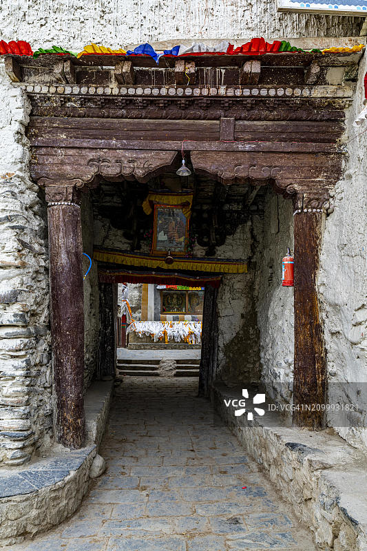 尼泊尔木斯塘王国罗曼塘城墙历史中心的巨大入口图片素材