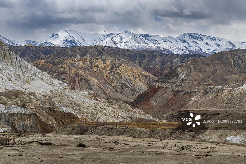 尼泊尔木斯塘王国罗曼塘周围雪山广阔的景观图片素材