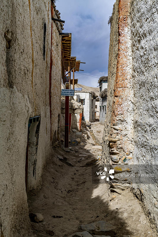 尼泊尔木斯塘王国罗曼塘的狭窄街道图片素材