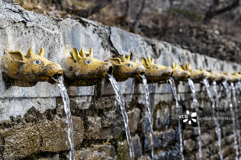 喷泉、毗湿奴神庙、木斯塘王国穆廷纳特山谷，尼泊尔，亚洲图片素材