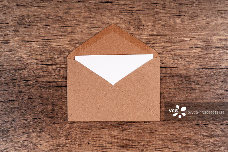打开的棕色信封图片素材
