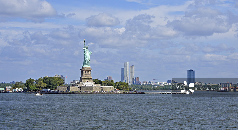 自由女神像，哈德逊河，新泽西州摩天大楼，美国纽约市图片素材