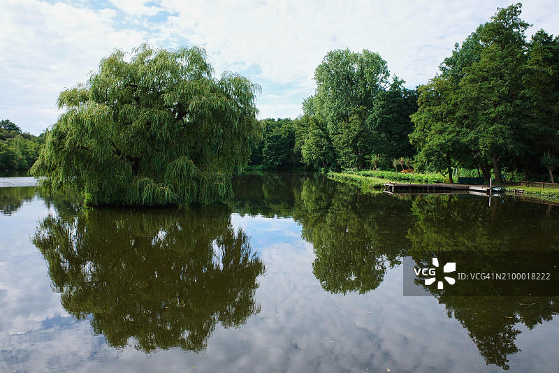 有树木和倒影的森林湖，位于德国北莱茵-威斯特法伦图片素材