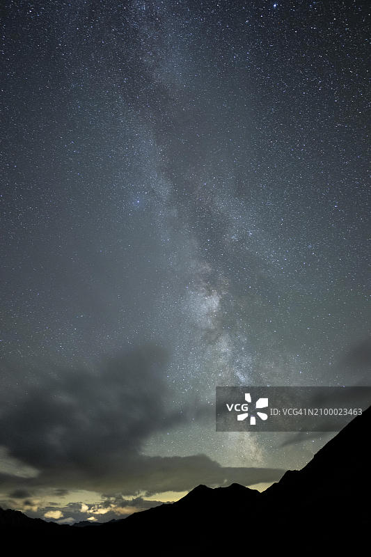 奥地利蒙塔丰山脉的银河和星空图片素材