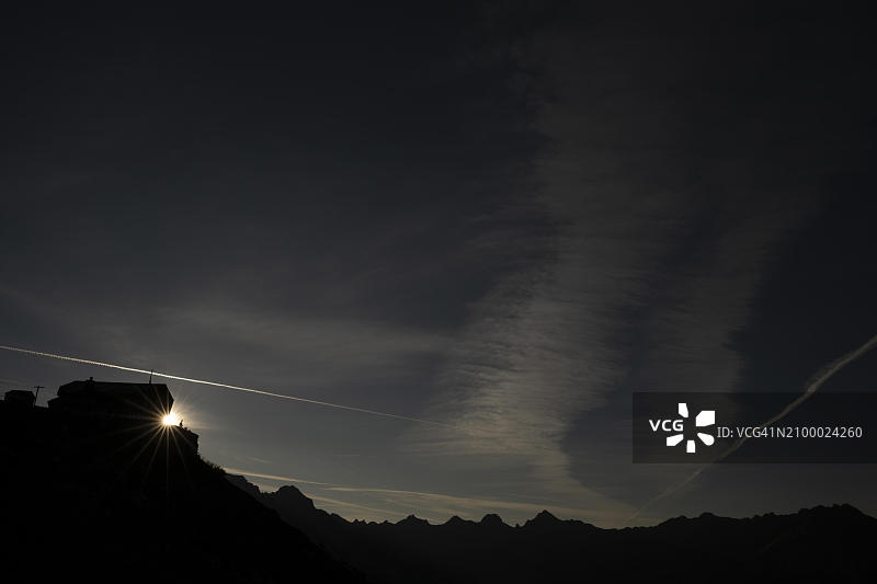 日出时分的汽车小屋，奥地利福拉尔贝格州图片素材