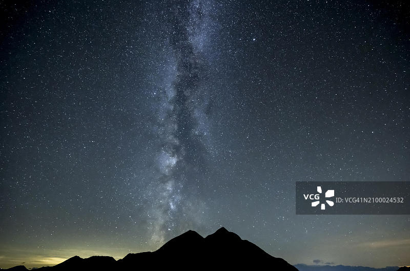 奥地利蒙塔丰山脉的银河和星空图片素材