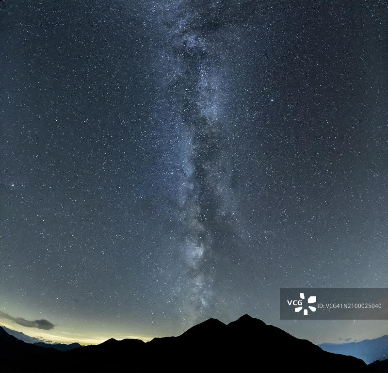 奥地利蒙塔丰山脉的银河和星空图片素材