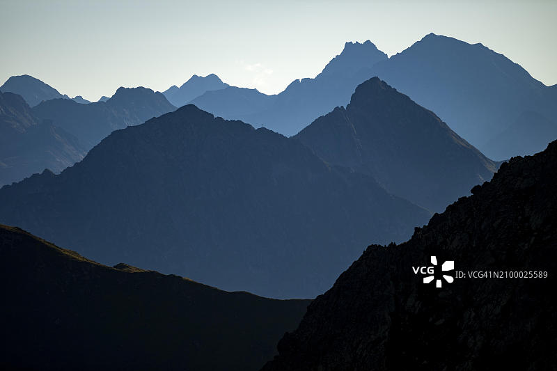 奥地利蒙塔丰山脉的蓝色时刻图片素材