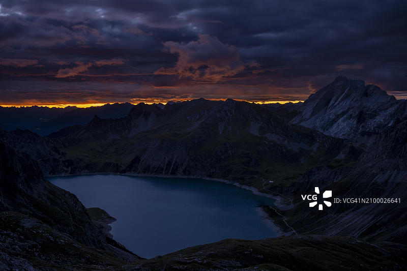 吕内尔湖日出，蒙塔丰山区多云景象，奥地利图片素材