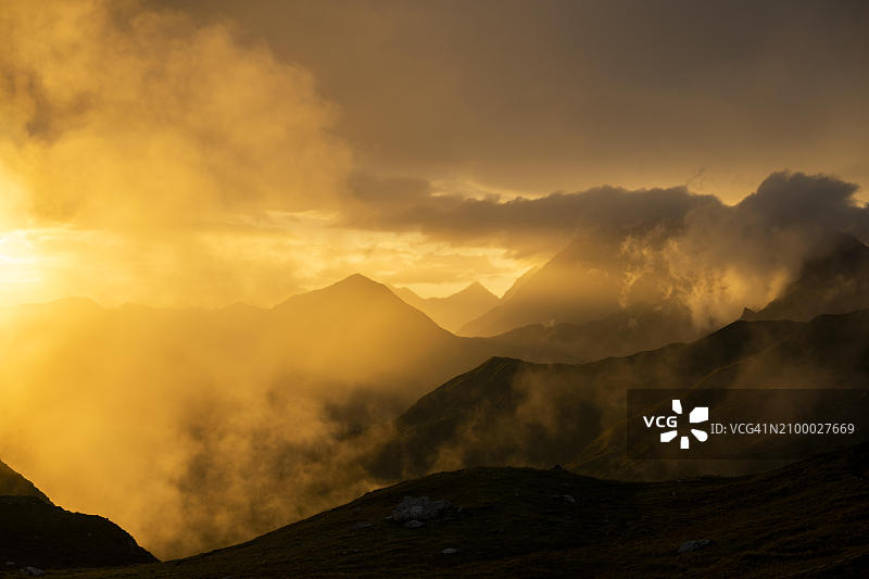 蒙塔丰山脉日落时分壮观多云的天空，位于奥地利福拉尔贝格州图片素材