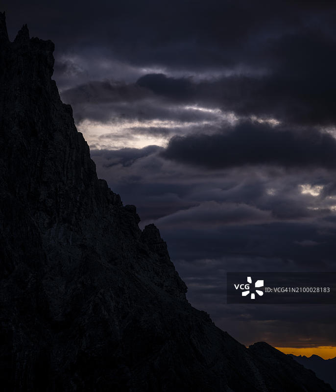 奥地利蒙塔丰山日出时分的云雾缭绕图片素材