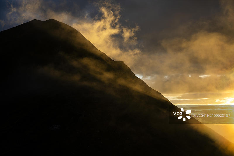 蒙塔丰山脉日落时分壮观多云的天空，位于奥地利福拉尔贝格州图片素材