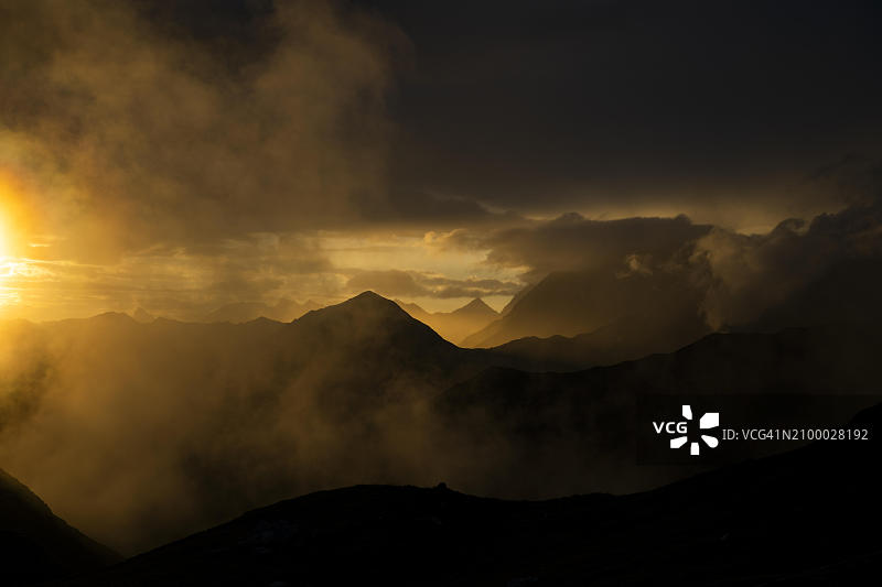 蒙塔丰山脉日落时分壮观多云的天空，位于奥地利福拉尔贝格州图片素材