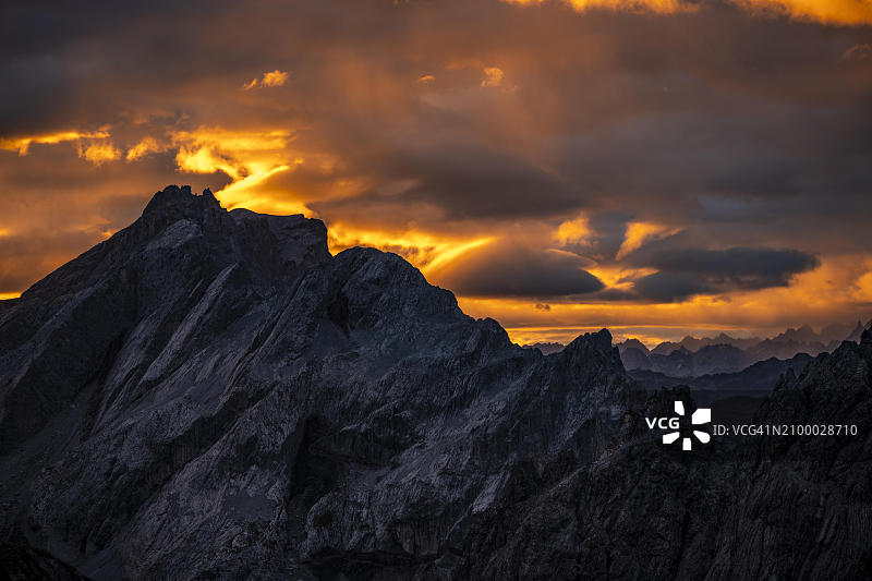 奥地利蒙塔丰山日出时分的云雾缭绕图片素材