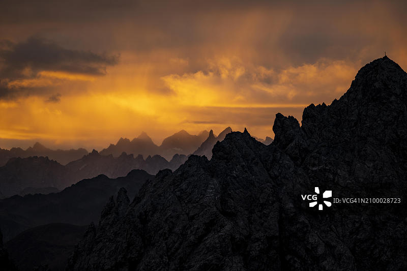 奥地利蒙塔丰山日出时分的云雾缭绕图片素材