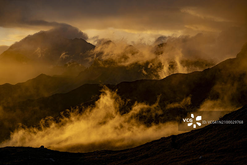 蒙塔丰山脉日落时分壮观多云的天空，位于奥地利福拉尔贝格州图片素材