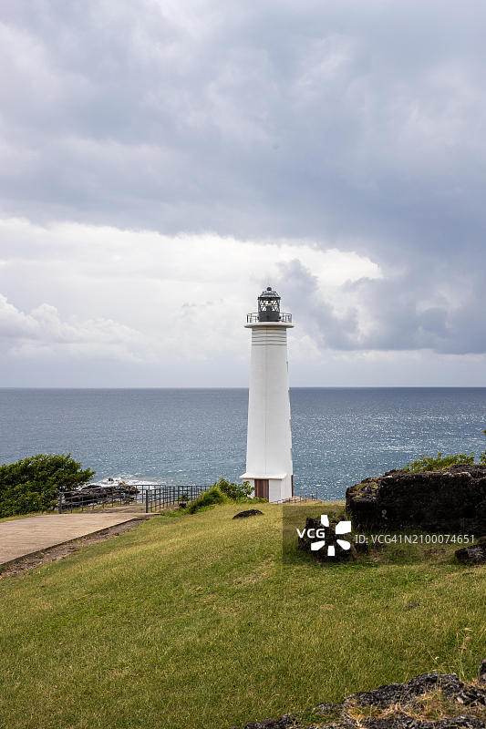 陡峭海岸上的白色灯塔（瓜德罗普岛，法属安的列斯群岛，法国）图片素材