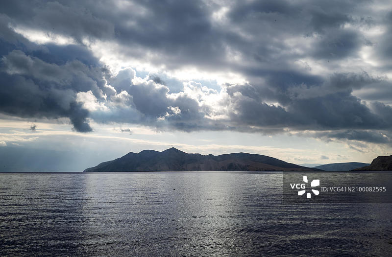 克罗地亚克尔克岛巴斯卡港口码头眺望海景及邻近岛屿图片素材