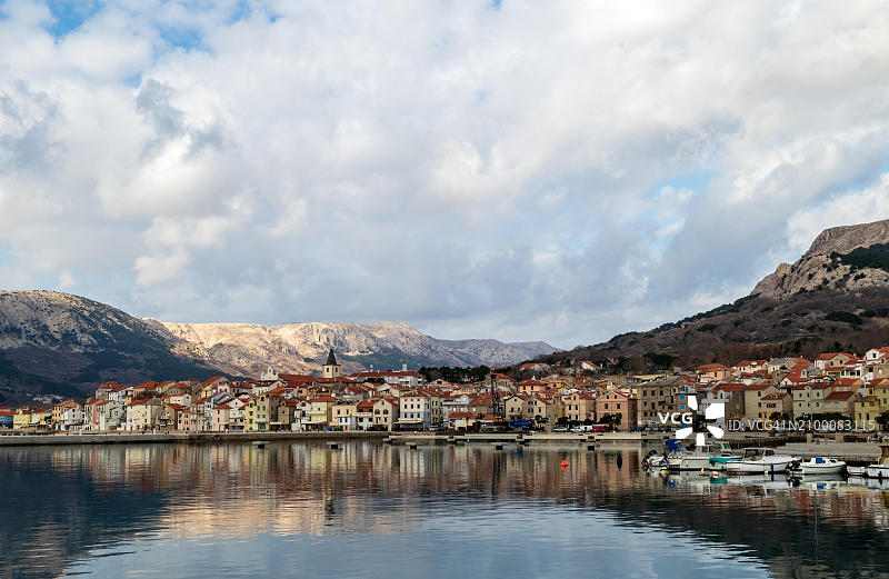 克罗地亚克尔克岛巴斯卡老镇港口盆地景色图片素材