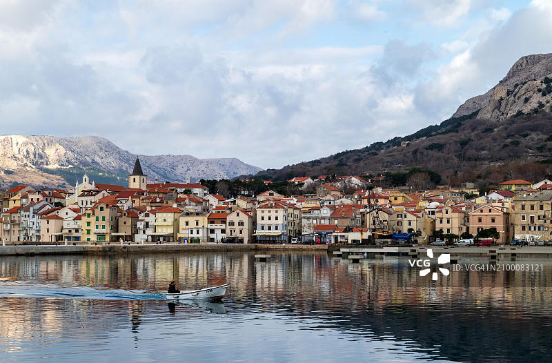 克罗地亚克尔克岛巴斯卡老镇港口盆地景色图片素材