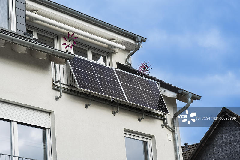 德国莱茵河畔蒙海姆房屋上的阳台发电站图片素材